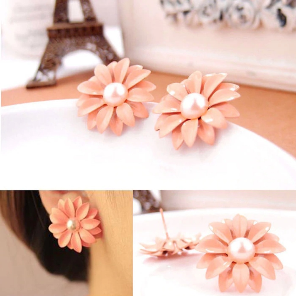 Lovely Daisy Flower Pearl Stud Earrings - Picture 3 of 3